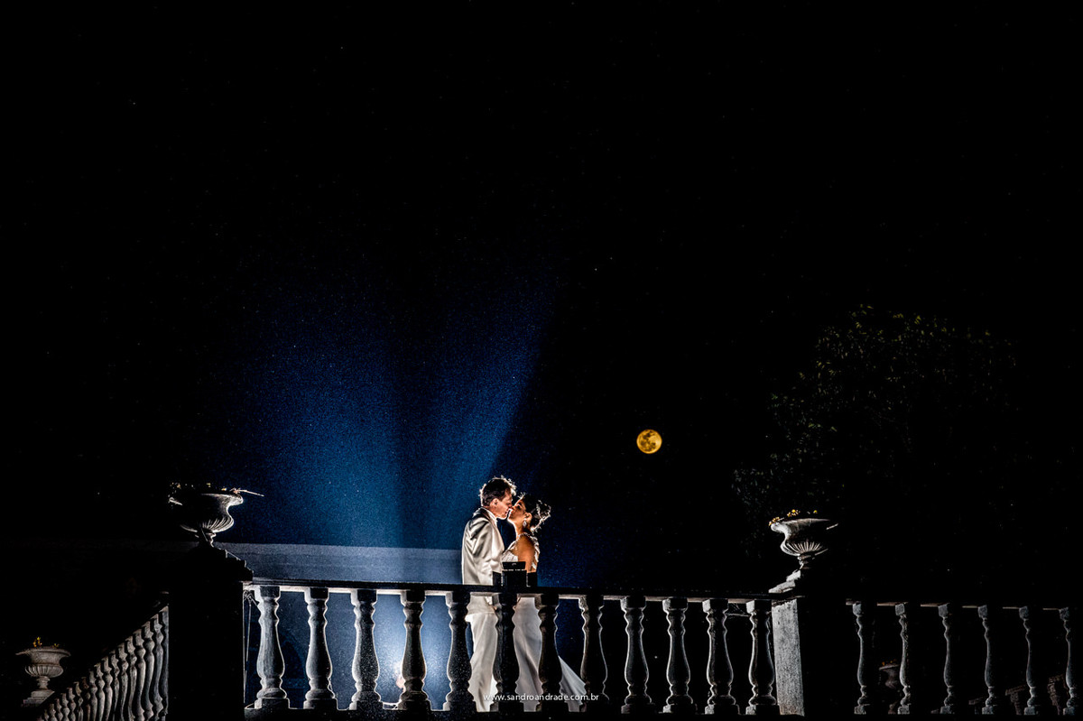 O beijo dos noivos ao luar