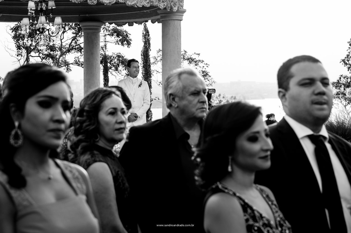 o noivo no altar aguarda sua amada