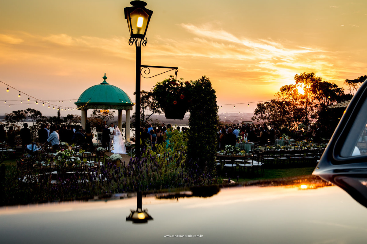 Enfim ele a recebe no altar