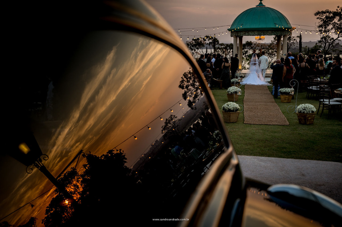 Os noivos sobem ao altar para cerimonia civil com a juíza de paz