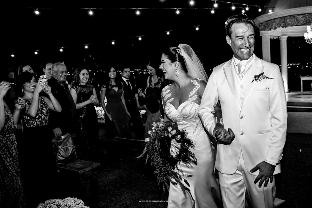 fotografia de momento, na saída dos noivos