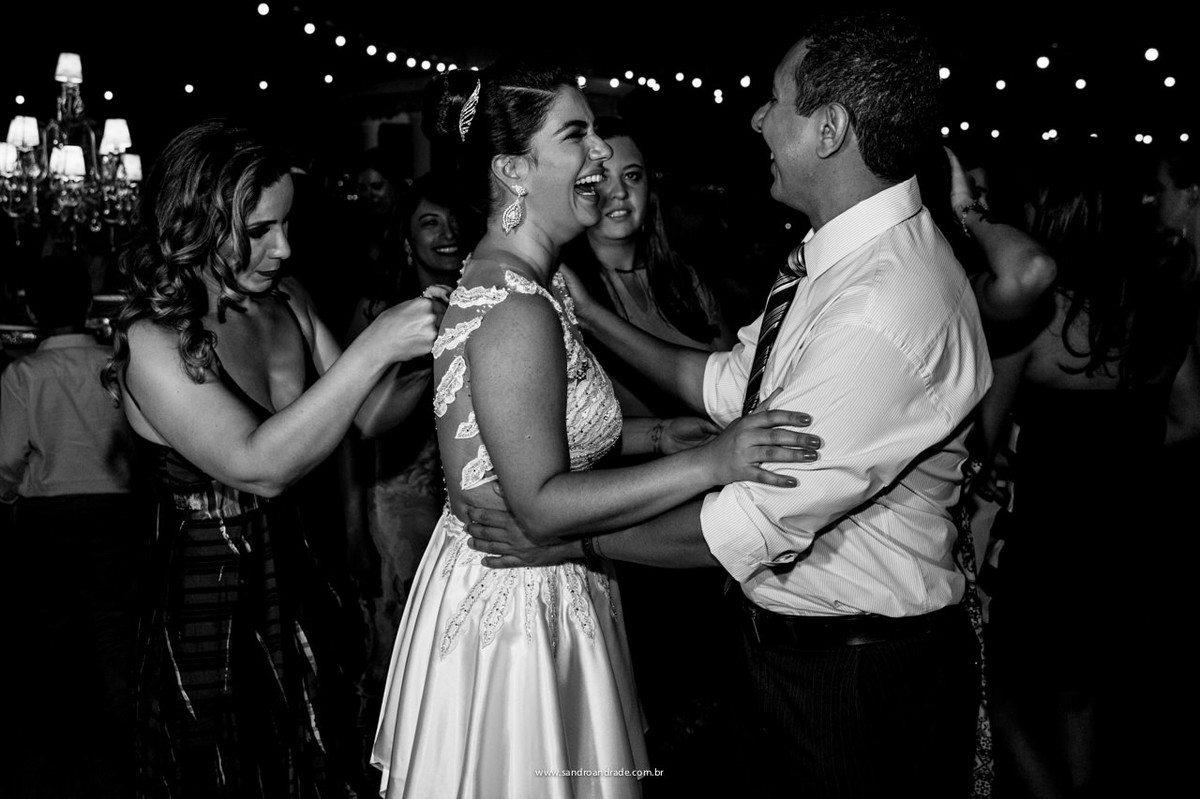 A felicidade da noiva ao cumprimentar seu amigo