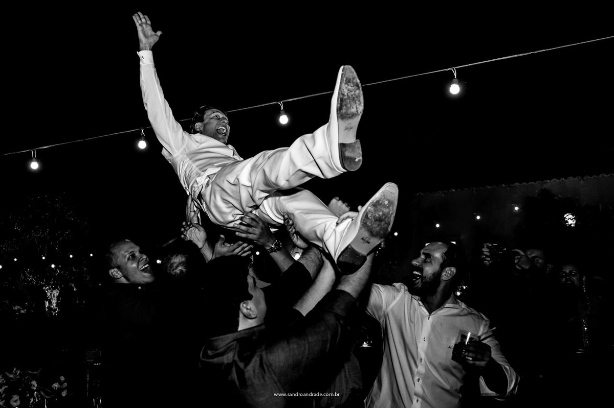 E os amigos jogam o noivo para o ar