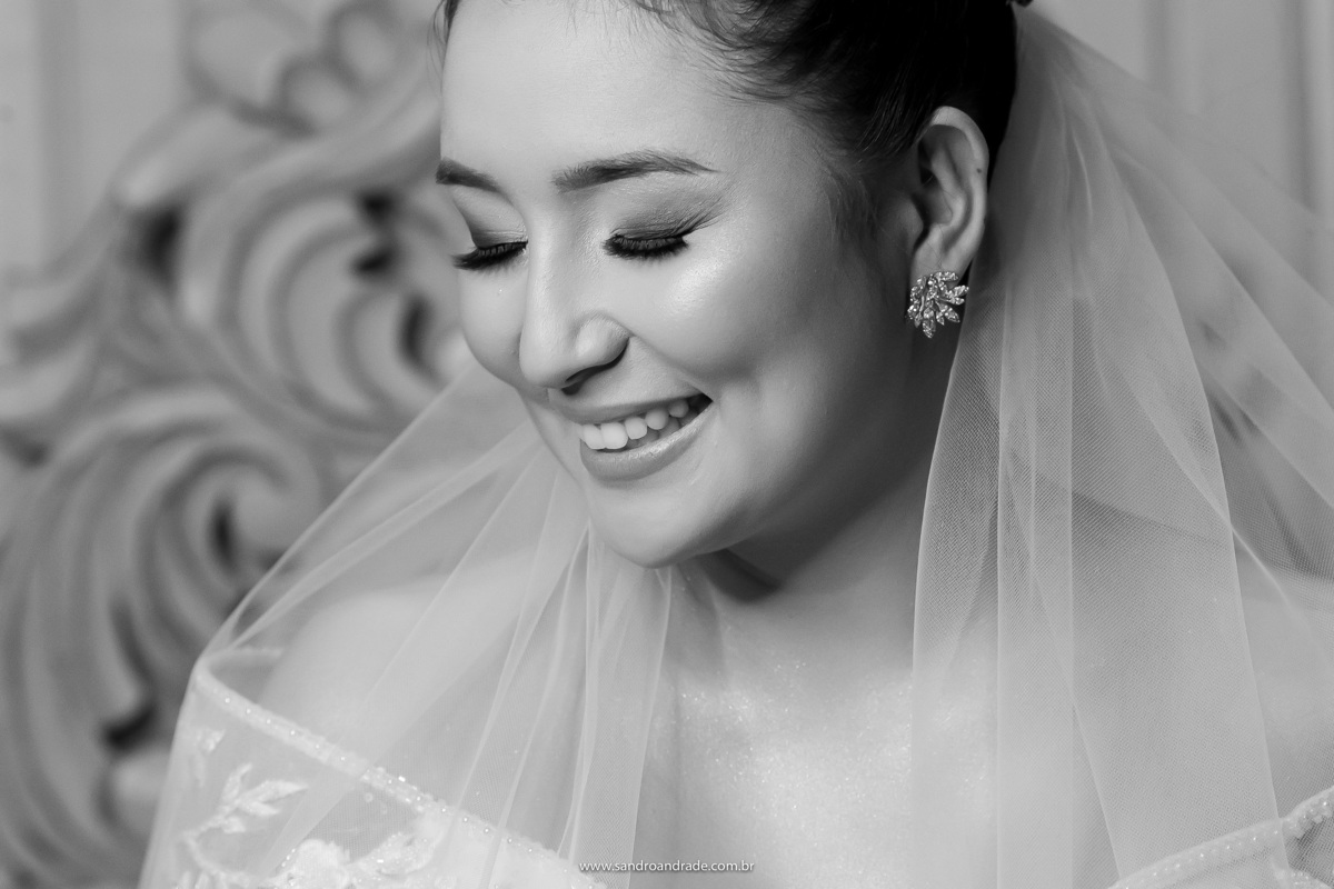Na lista de melhores fotógrafos de casamento BSB está nosso artista fotógrafo de Brasilia Sandro Andrade, mestre na arte da luz artificial e composição, ele fez este lindo retrato da noiva em preto e branco dentro do quarto dos noivos na Villa Giardini. 