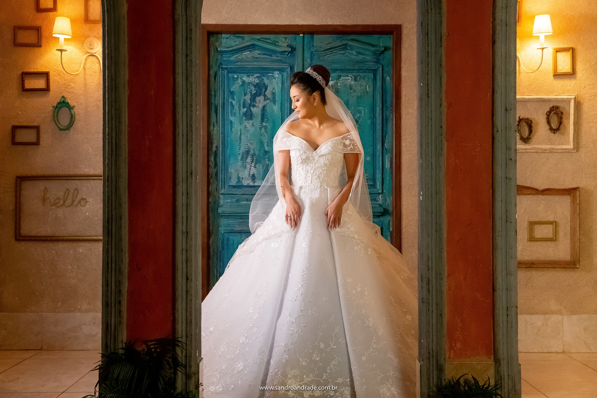 Agora na frente do quarto, Dany aparece de corpo inteiro, com as mãos em cima do seu indo vestido de noiva do atelier Cristiano Bernardes e com os olhos fechados.