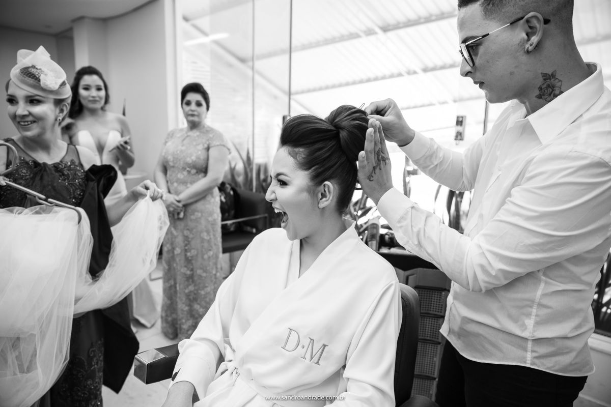Uauuuuu...ela amou o seu penteado, olha a reação dela e de todos ao seu redor, um click perfeito de Sandro Andrade um fotógrafo premiado e um dos melhores fotógrafos de Brasília.