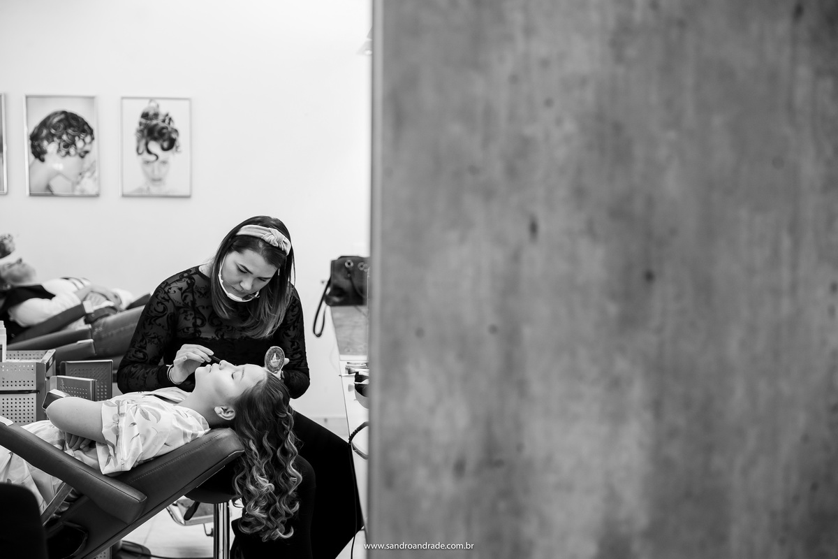 Nesta fotografia a irmã da noiva esta sendo maquiada pela equipe do Helio, em um angulo diferenciado o fotógrafo DF Sandro Andrade sempre buscando algo única em cada registro.