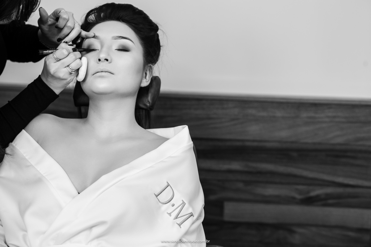 Desta vez a nossa noivinha, é uma linda nipônica, de coração manso, sorriso doce e de uma ternura inigualável. A noiva Dany está sendo maquiada por Ayumi no salão do Hélio, uma linda maquiagem para uma menina doce e linda por dentro e por fora.