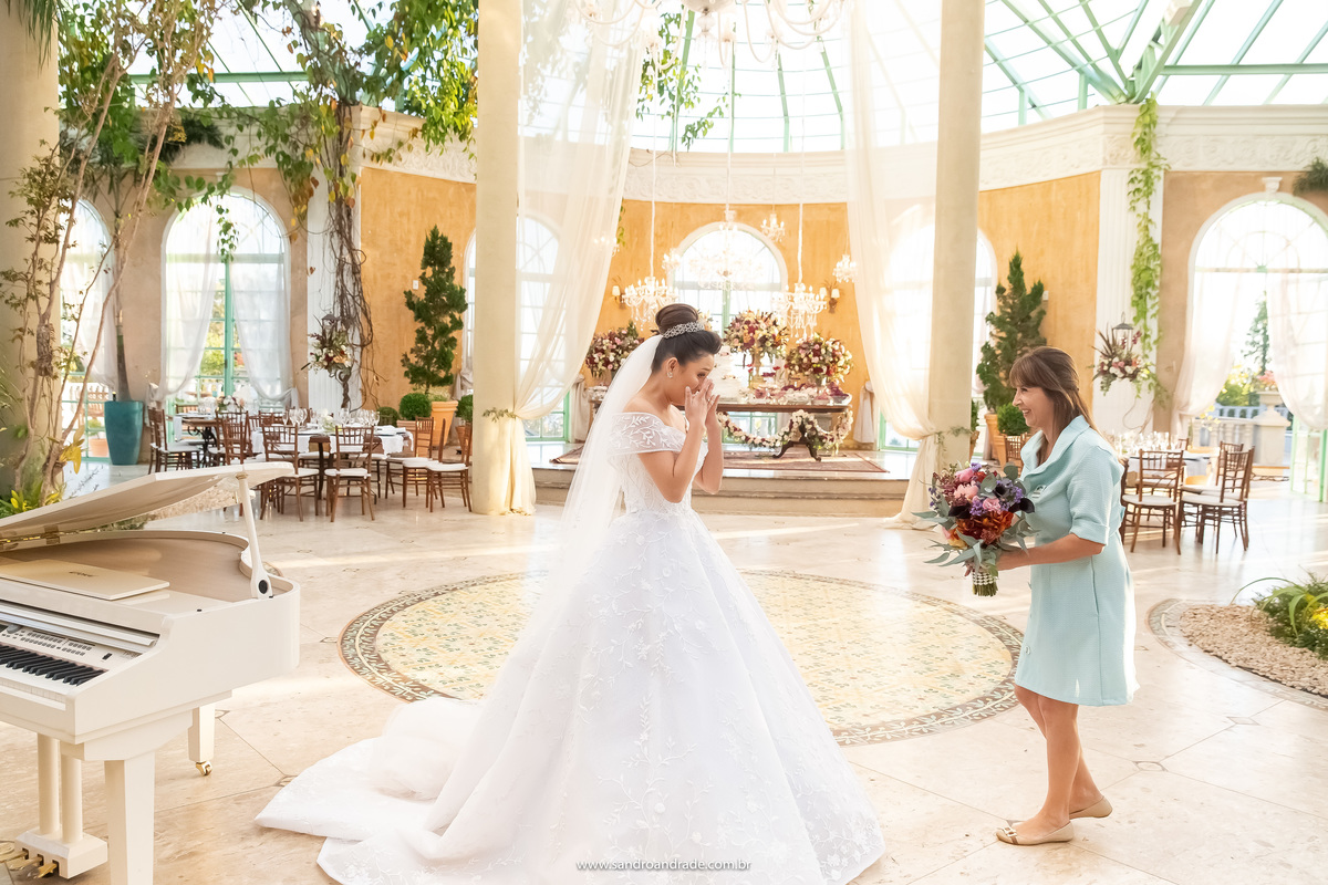 E no momento muito lindo, a entrega do buque de Dhyana Giardini, Dany se emociona ao vê-la chegar com seu lindo buque de noiva. 