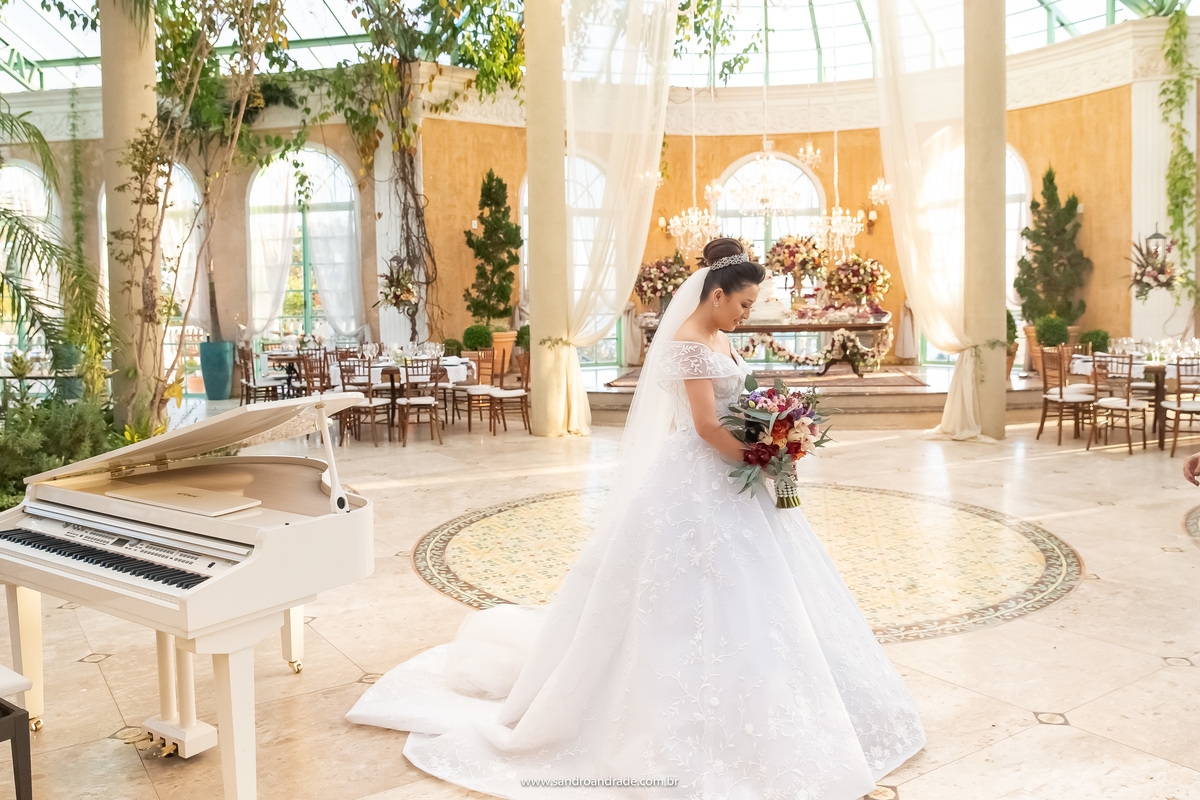 Encantada com seu buquê, ela não cansa de olha-lo.
