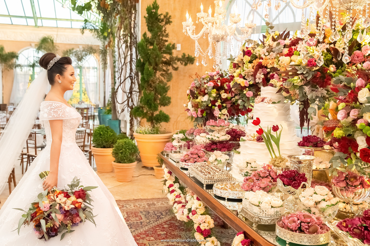 Enfim Dany vai olha sua linda mesa de bolo, decorada com muito amor e dedicação por Dhyana e Cauê Giardini, encantada ela está parada de frente para a mesa. 