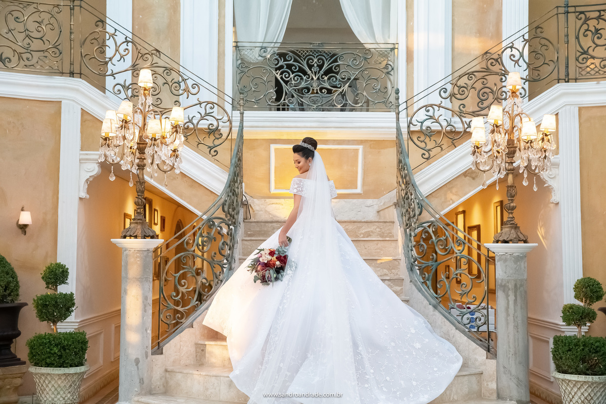 Agora na escada, de costa com seu vestido todo aberto nos degraus, Dany olha para baixo, em direção ao seu maravilhoso buque.