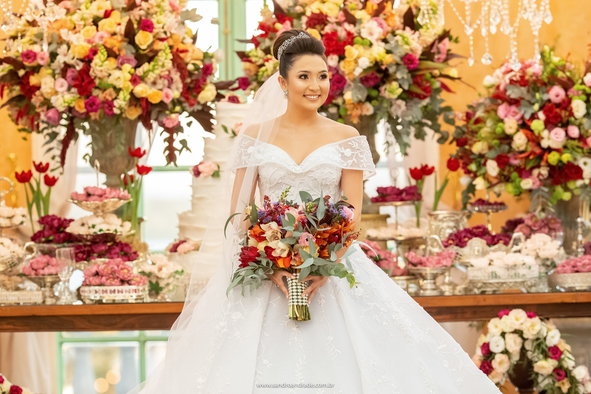 Ainda de frente e olhando lateral, Dany continua sorrindo, feliz ao olhar cada detalhe de sua linda e romântica decoração.