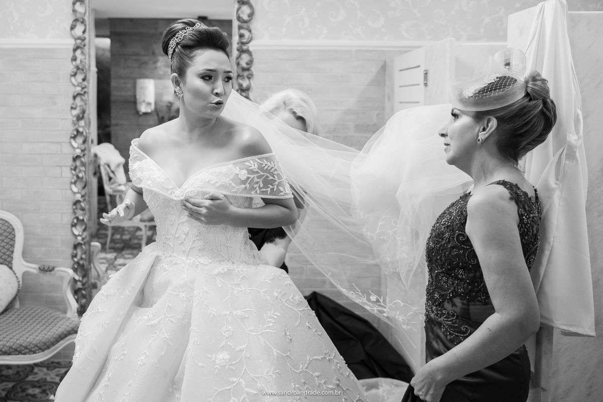 A noiva está conversando com sua mãe enquanto coloca o vestido de noiva, fazendo biquinho Dany está muito engraçada.