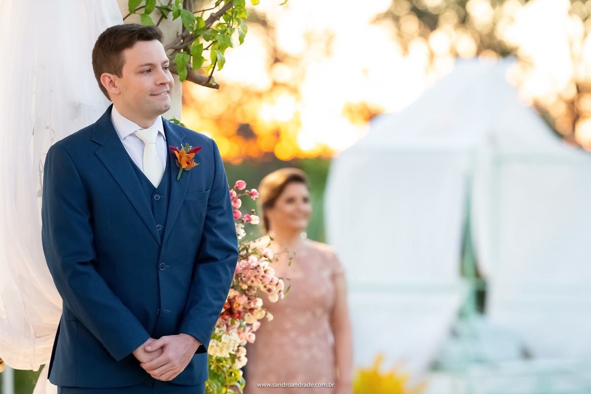 São tantas emoções, a mãe do noivo ao fundo  e o noivo Murilo a espera de sua amada noiva que acaba de aparecer na sacada do pallazo.