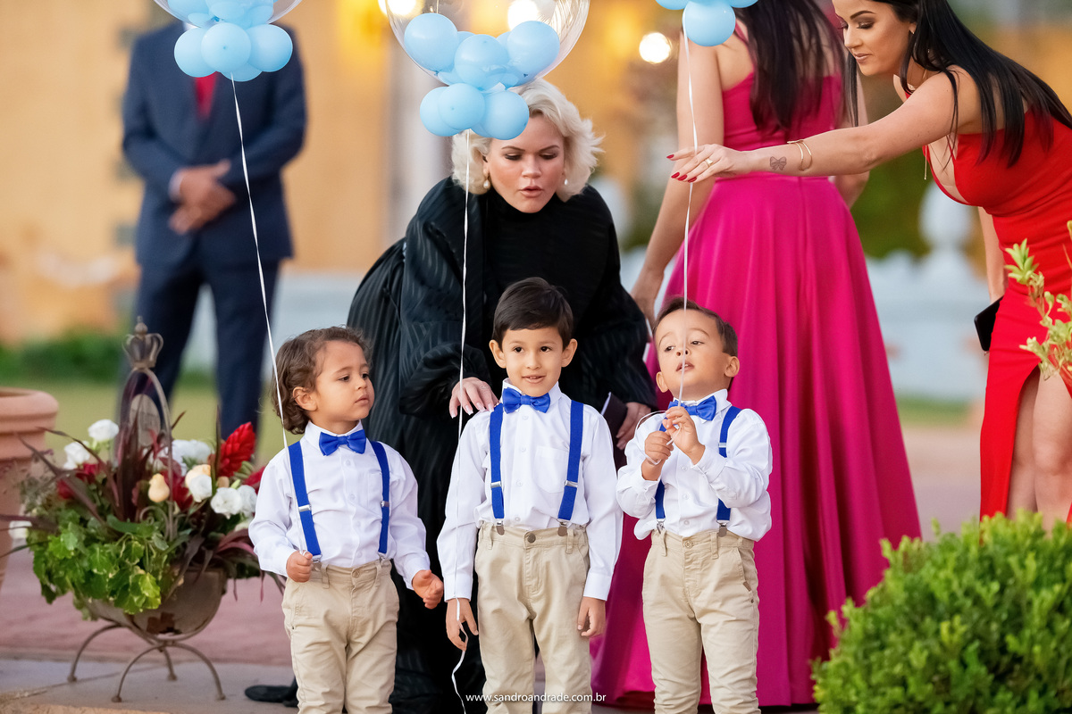 Ounnn...momento cuti-cuti, lindo registro do nosso artista Sandro Andrade, uma fotografia de momento que a cerimonialista Joyce Albuquerque, do Cerimonial JK, está preparando os pajens para a entrada deles, linda imagem de Sandro Andrade fotografo de BSB.