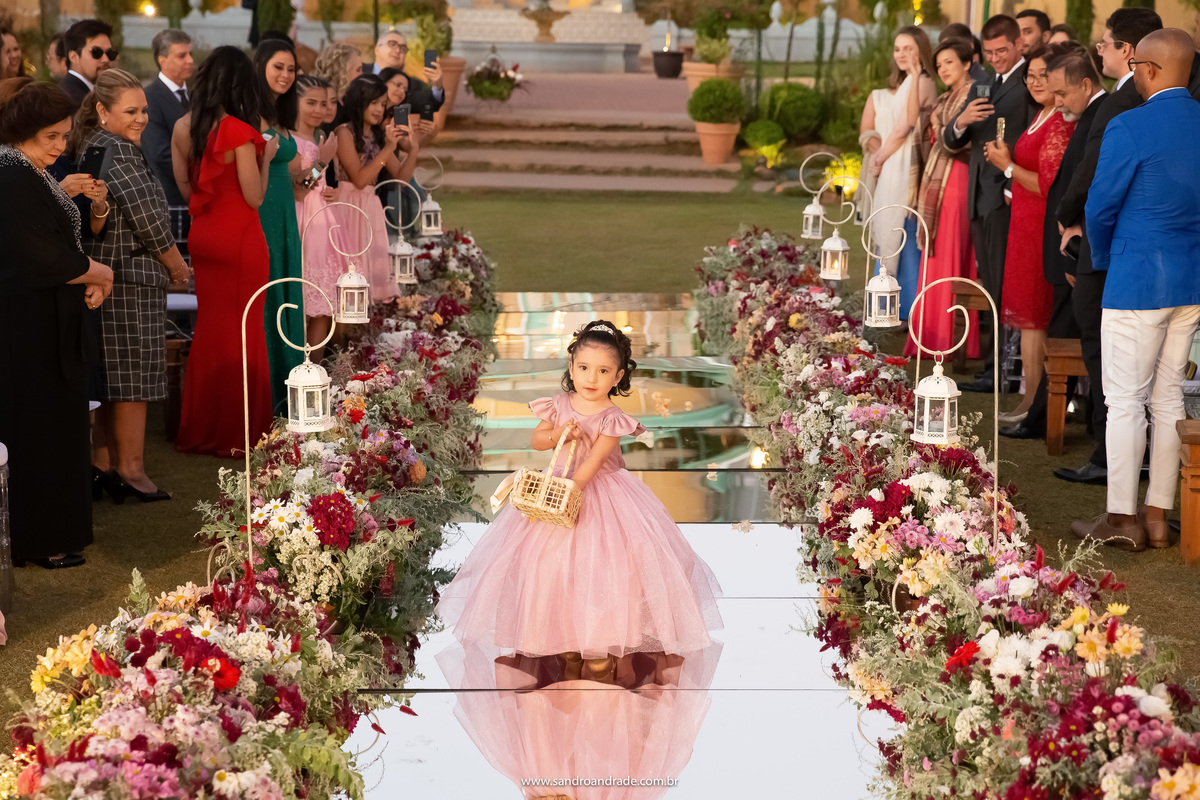 A entrada da daminha, que trocinho  lindo jogando pétalas de flores.