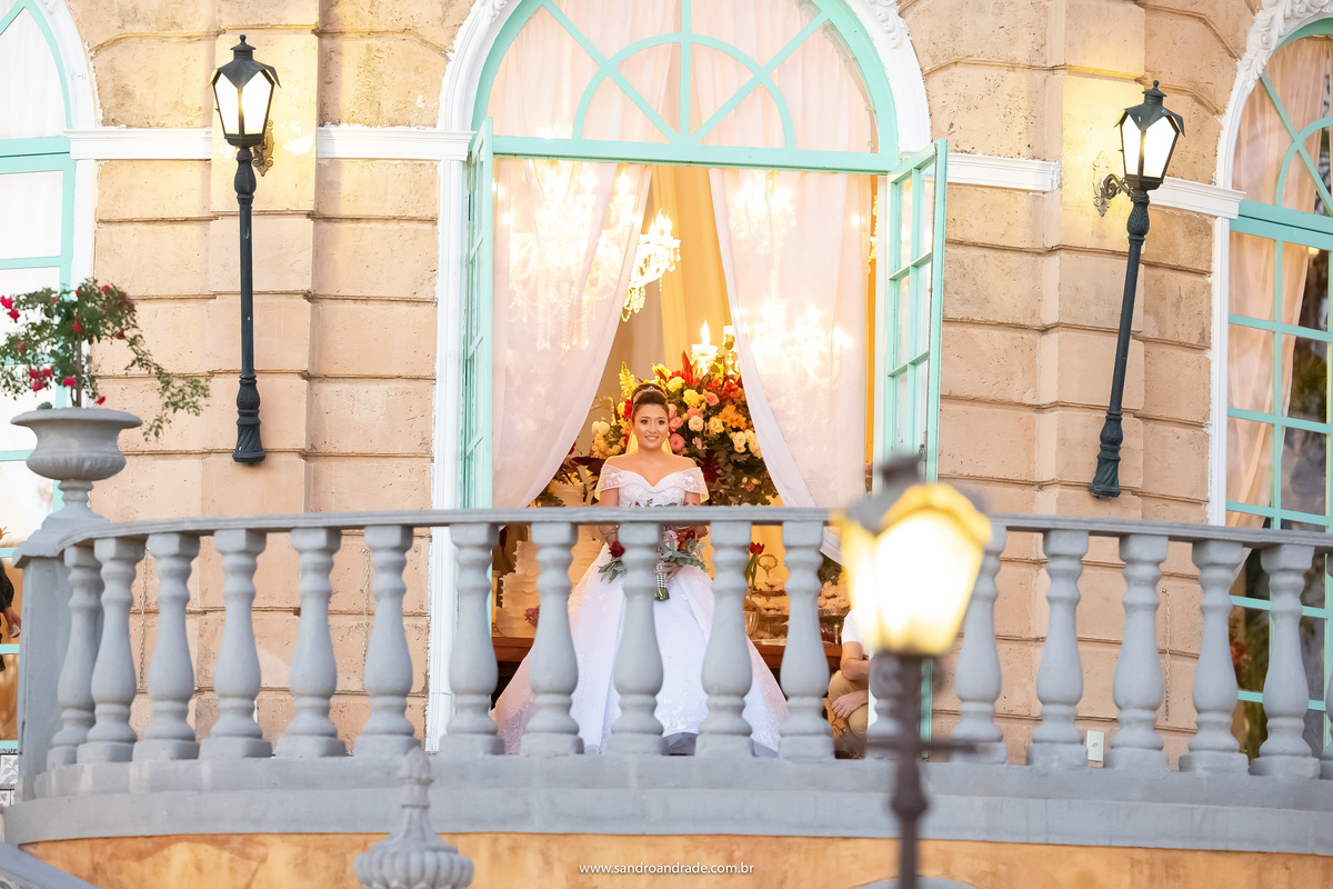 A linda noiva nipônica, Dany Megume, menina doce e pediatra linda, aparece na sacada do pallazo, muito emocionada ela olha para o giardino onde acontece a cerimonia de casamento.