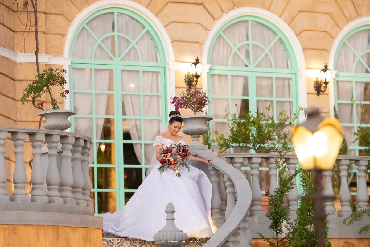 Dany está descendo as escadarias, linda fotografia colorida do nosso fotógrafo Sandro Andrade, fotografo DF, atento a todos os detalhes.