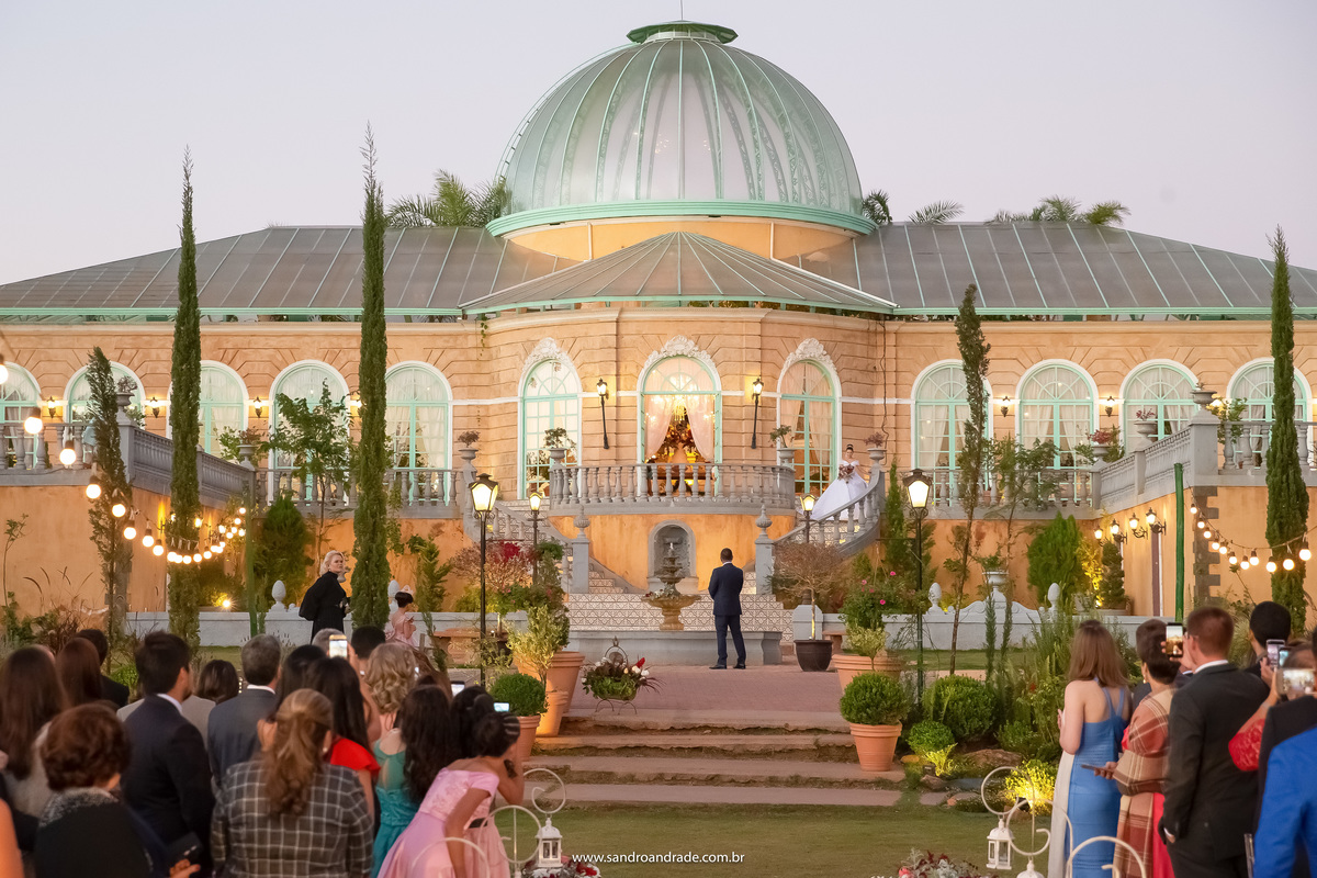 Esta fotografia é muito especial, o momento em que o pai recebe sua filha e a conduz ao altar para entrega-la ao seu noivo, este momento é de muita emoção. Dany está descendo as escadas do palazzo para ir ao encontro de seu querido pai.