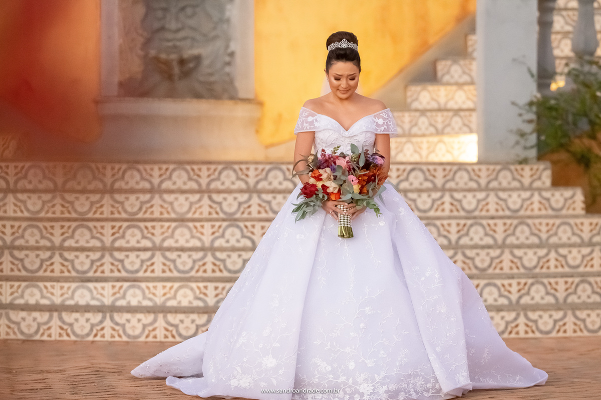 Emocionada nossa novinha faz uma pausa a caminho do seu pai...ela pensa muito que a partir daqui ela já não voltará a casa de seus pais, emocionadíssima ela respira fundo e segue a diante, feliz com a vida que a aguarda ao lado de seu noivo.