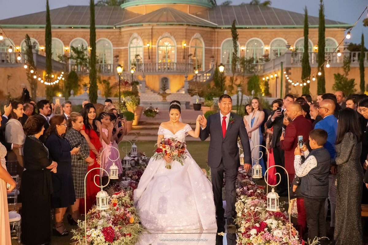 Não poderia perder este momento, nosso fotografo Brasília que trabalha atento a todos os detalhes não perdeu este maravilhoso registro, uma fotografia que breve será premiada. A noiva está de cabeça baixa chorando e seu pai faz uma expressão hilária. 