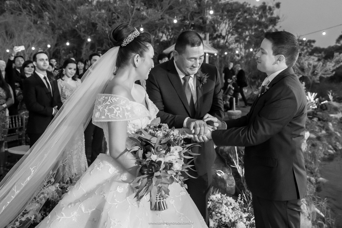 O CLICK...em preto e branco, tudo perfeito. O pai da noiva pega a mão de sua filha e junta a do seu genro Murilo, um noivo integro e que trás felicidades a família com esta linda união, juntando as mãos deles, ele abençoa o casal. É muita emoção.