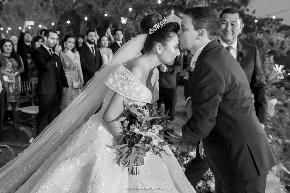 Murilo beijando Dany na testa, o pai feliz observa e ela fecha os olhos.