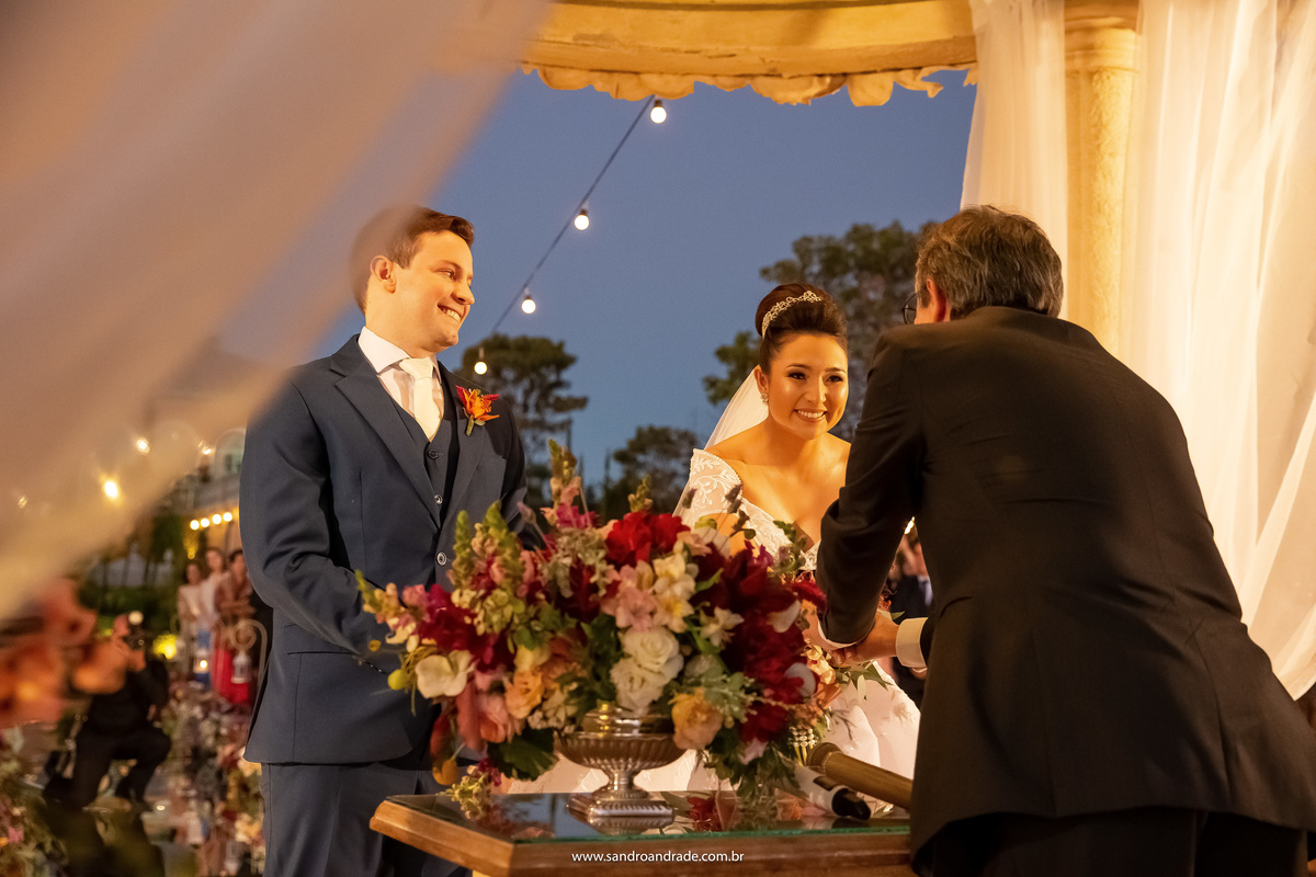 Ao chegar no altar Dany cumprimenta seu querido pastor, que acompanhou seu crescimento e agora presencia o inicio de uma nova família e celebrará seu casamento com Murilo.