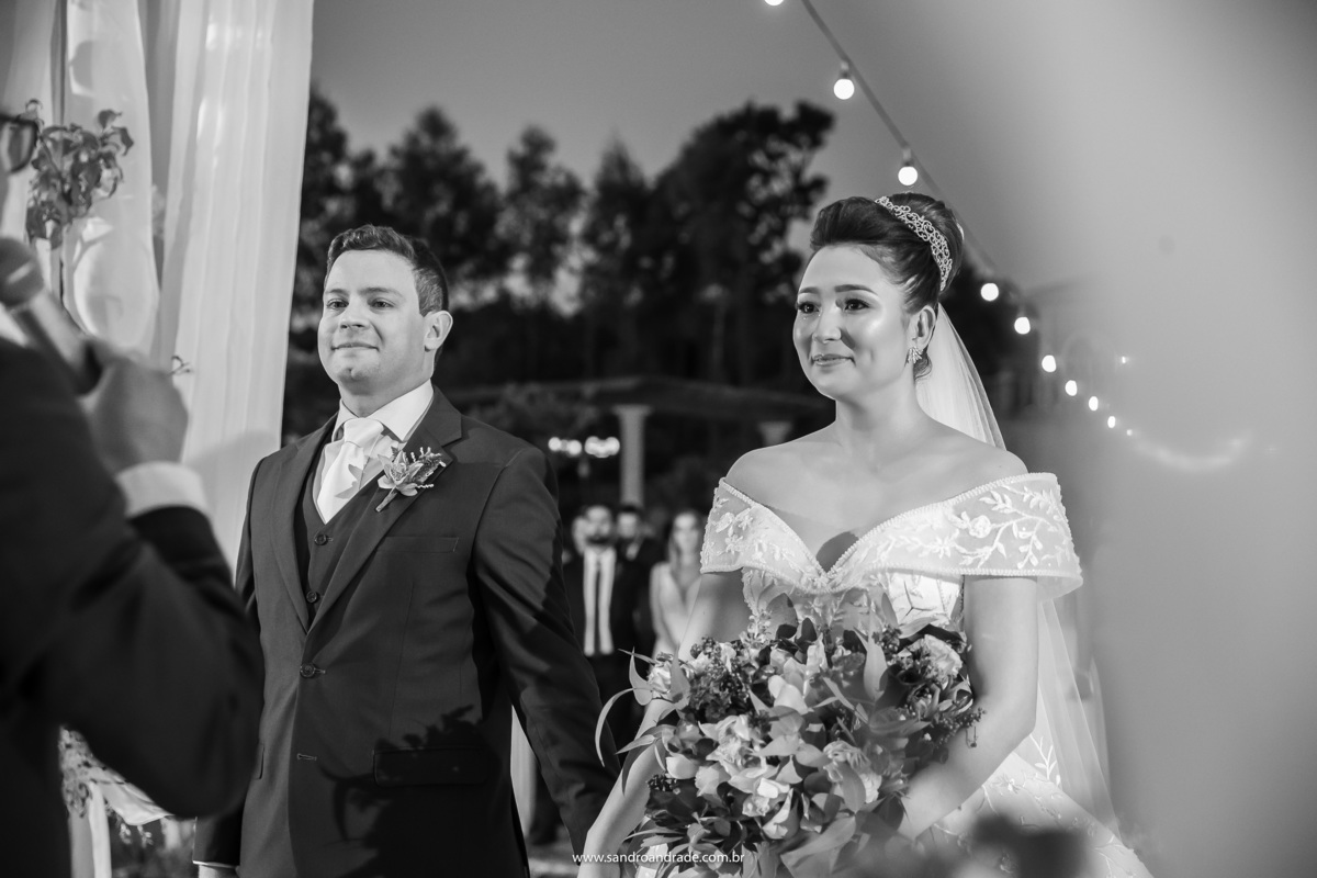 Retrato do casal em preto e branco, feito no inicio da cerimonia.