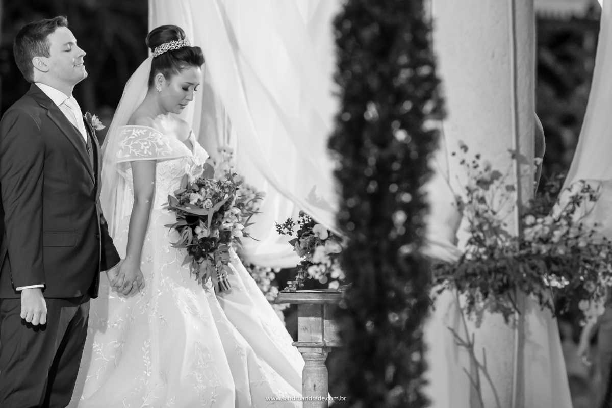 O momento da benção, os dois estão de olhos fechados, Dany de cabeça baixa orando e Murilo sorri enquanto fala com o SENHOR nosso DEUS.