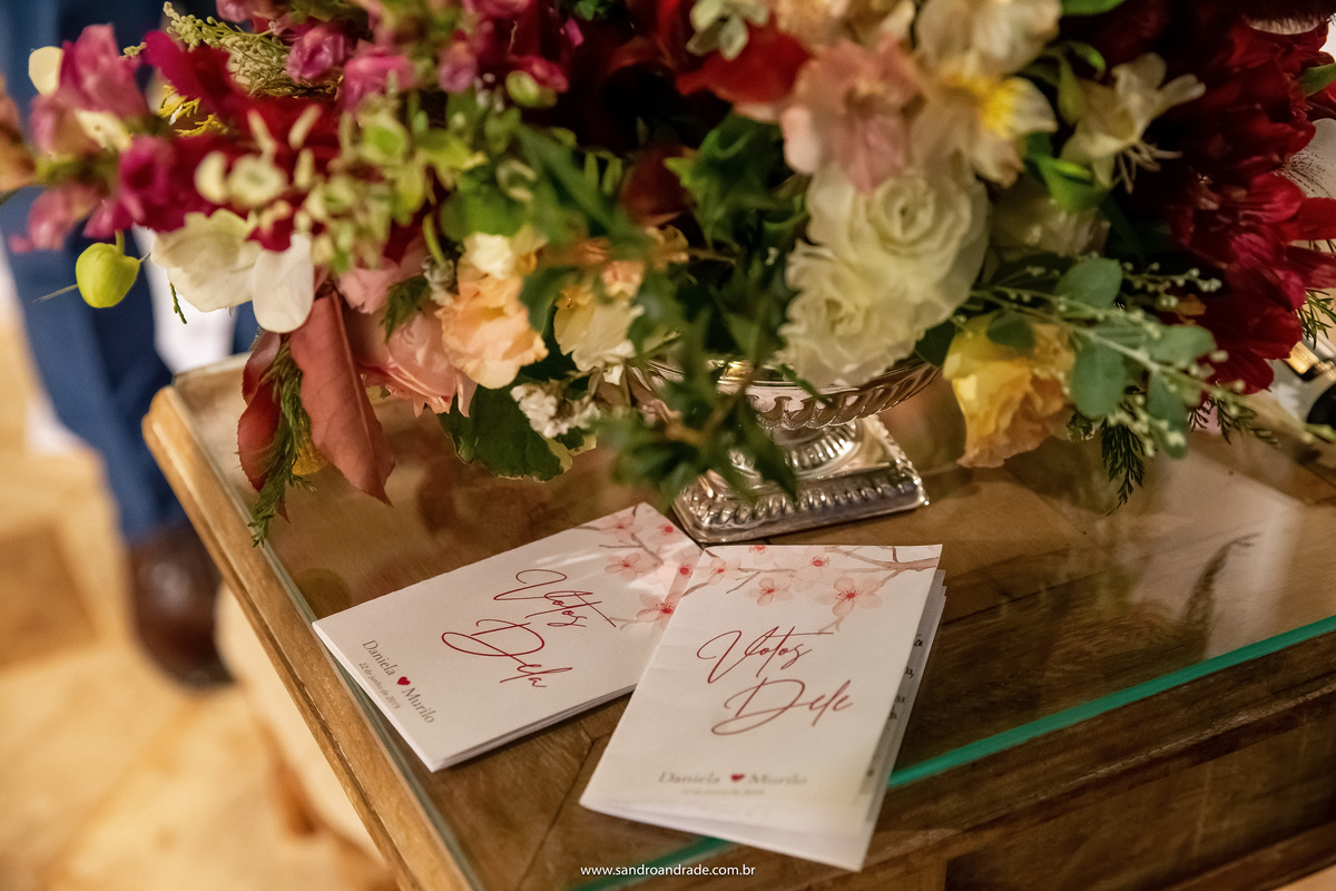 Esta chegando o momento dos votos, o pastor se retira do gazebo e da espaço aos noivos para ficarem sozinhos e fazerem seus votos, suas juras de amor e que votos, foi lindo, cada palavra mais emocionante que a outra.