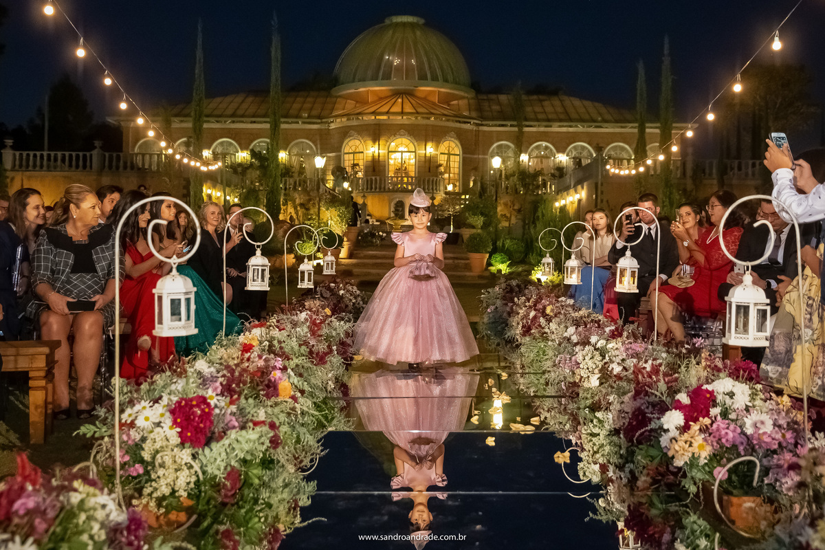 A entrada das alianças é sempre um momento muito esperado e neste momento a irmã caçula de Dany vem trazendo as alianças.