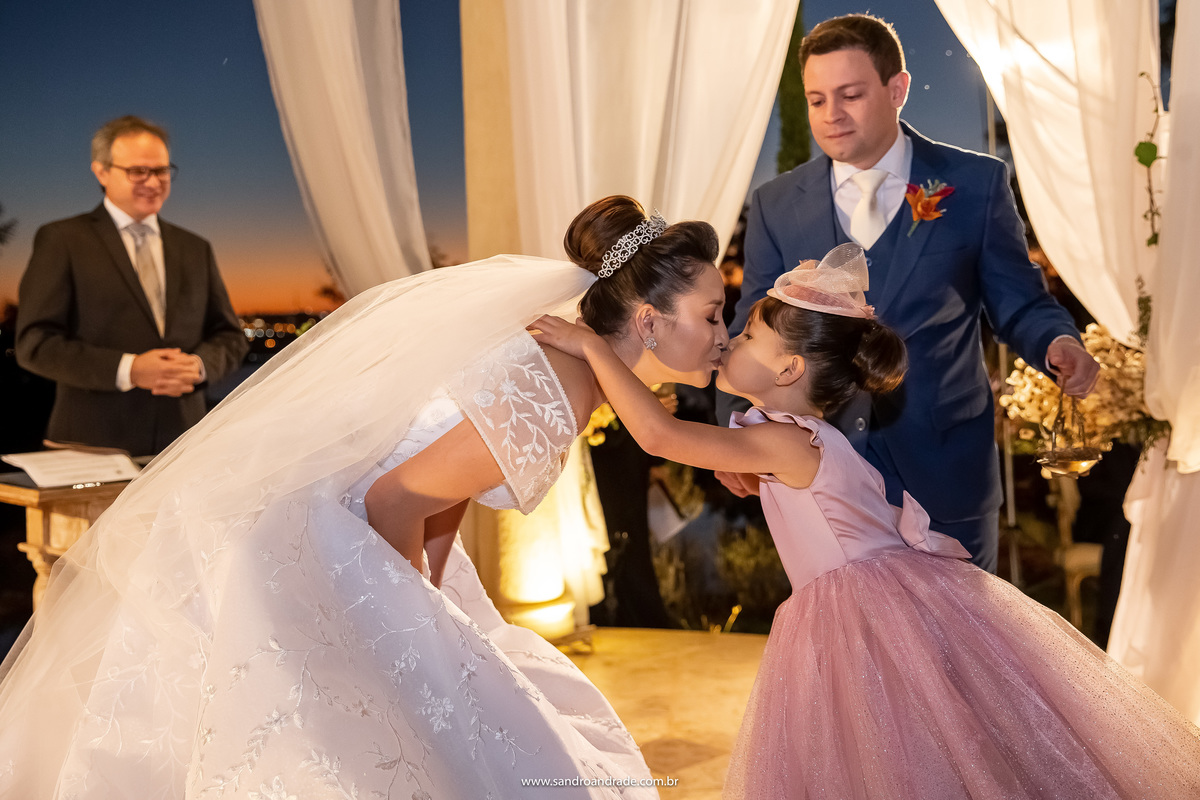 Com um selinho de irmãs, Murilo recebe as alianças e Dany cumprimenta sua irmãzinha.