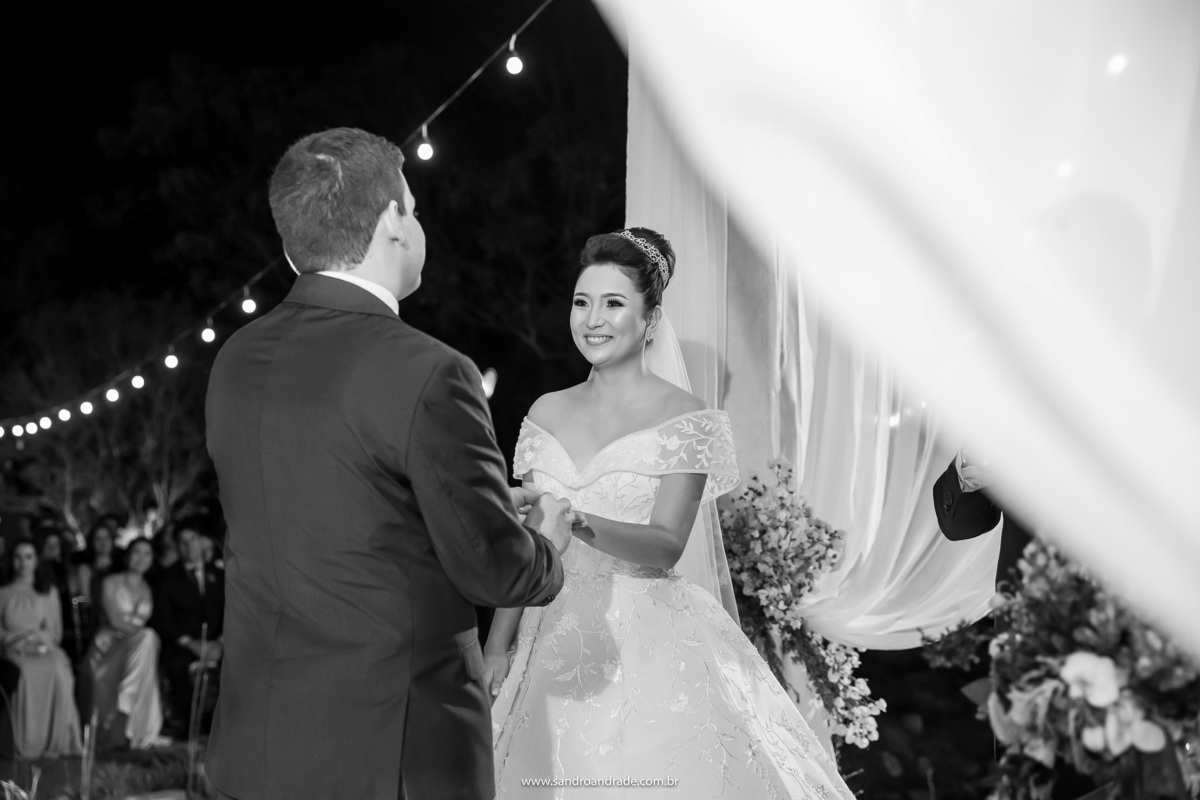 Troca das alianças, Dany está extremamente feliz ao receber a aliança de casamento, Murilo emocionado coloca a aliança em Dany.