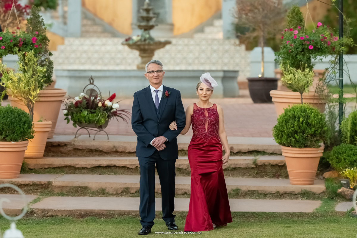 Para tudo, olha o estilo dessa mamãe, ela está maravilhosa neste vestido vermelho, ninguém diz que está lutando com muita garra pela vida dela, perdi minha mãe para o câncer e esta mamãe merece muito ser curada e viver tudo que DEUS ainda tem para ela.
