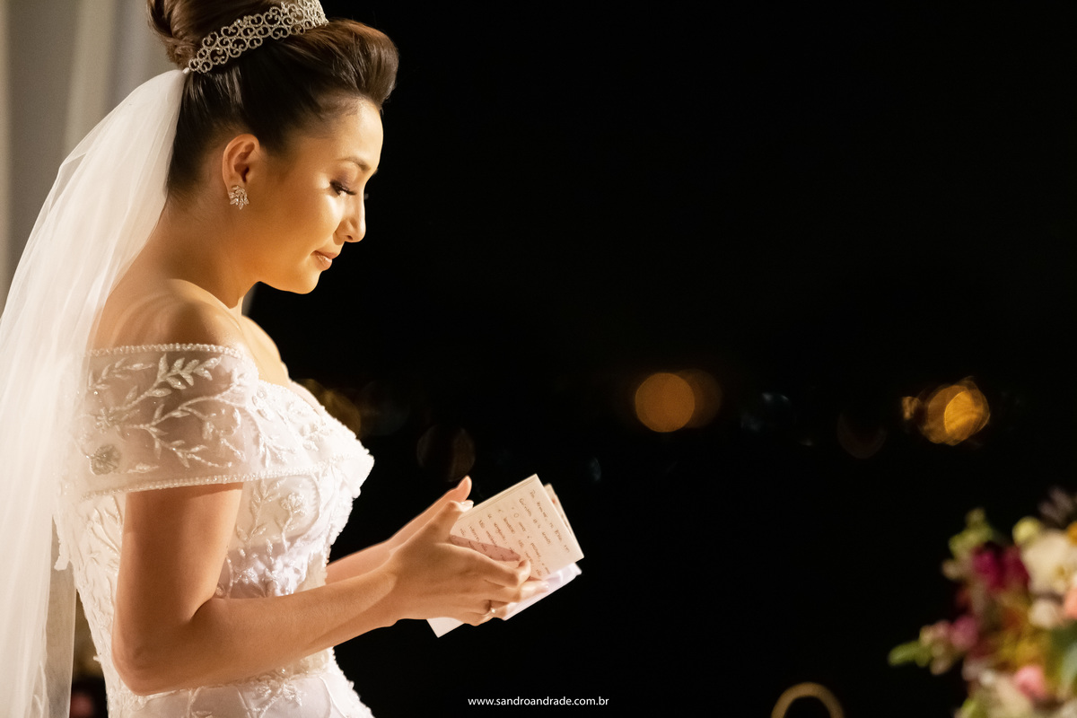 Ela esta de cabeça baixa, linda e delicada, uma noiva com tudo muito discreto e sem deixar de estar maravilhosamente linda. Nos votos dela Dany fala de seu amor por Murilo e sua família, agradece ao seu amor por toda cumplicidade e aos pais por todo amor.