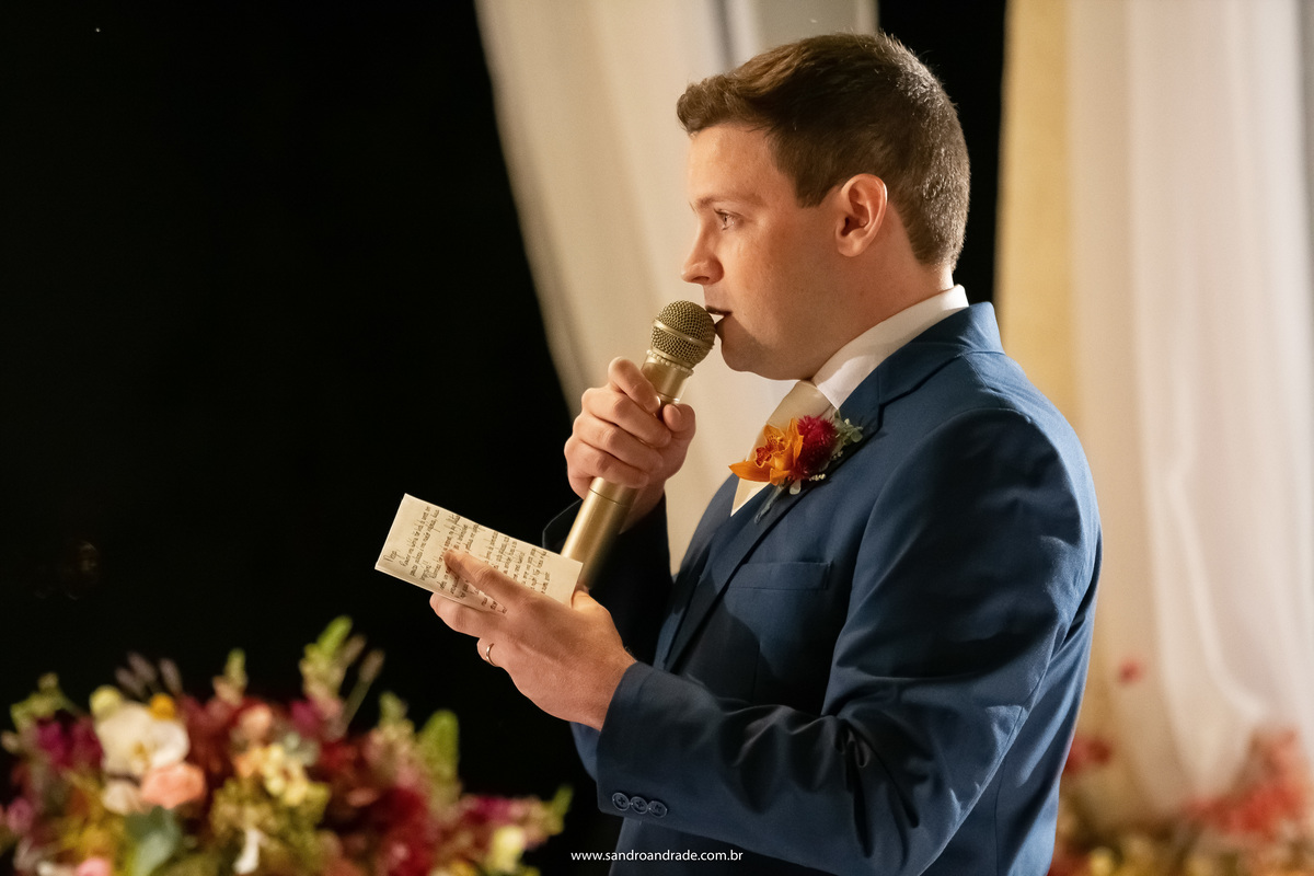  Murilo está com o microfone na mão prometendo ama-la para sempre.