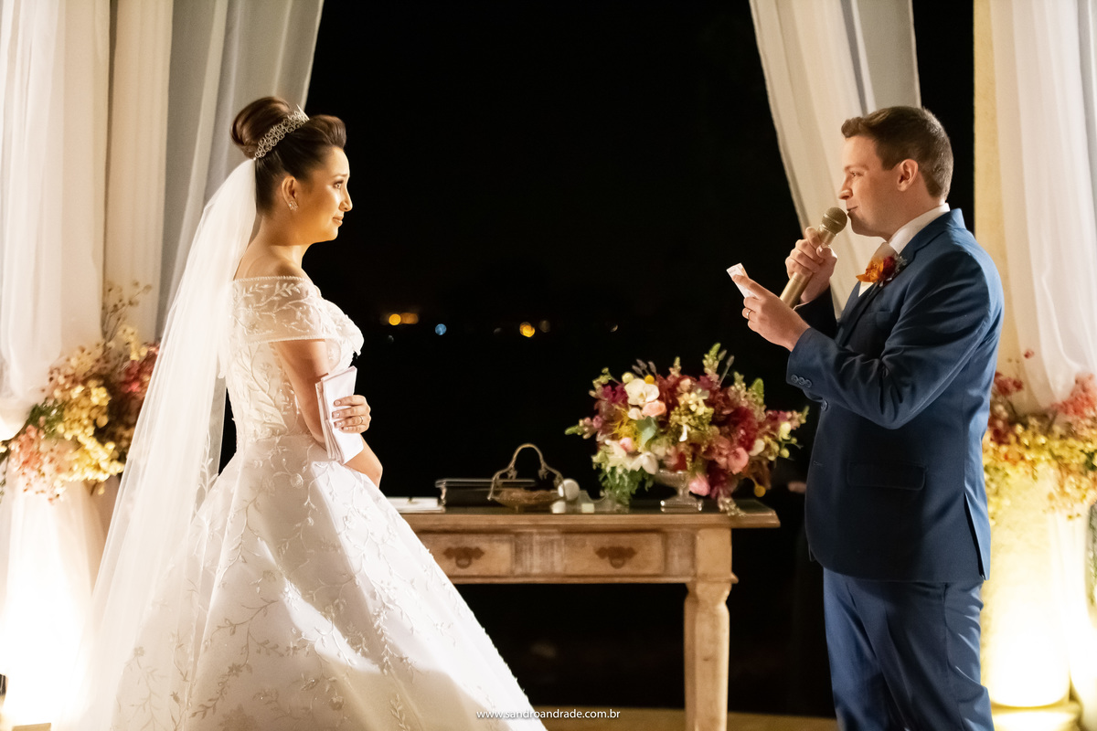 Murilo está fazendo seus votos ao seu grande amor...romantico, apaixonado e muito emocionante, as palavras dele foram tão comoventes, que foi impossível não se emocionar, assim como as dela.