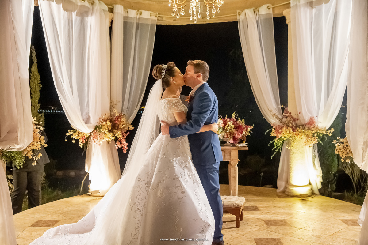 O beijoooo...que beijo...amor...paixão...ternura e muita timidez, mas que não impediu de mostrar o quanto se amam.