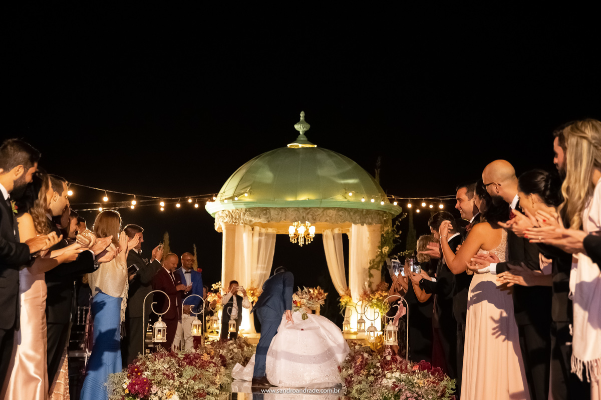Murilo pega sua musa nipônica em seus braços, a joga e beija como nas cenas de filme. Uhuuuuu....todos vão ao delírio e aplaudem o casal, o mais novo casal de Brasília.