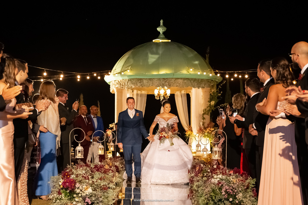 Fotografia do casal durante a saída deles, agora vumbora para a festa, que eles querem dançar.