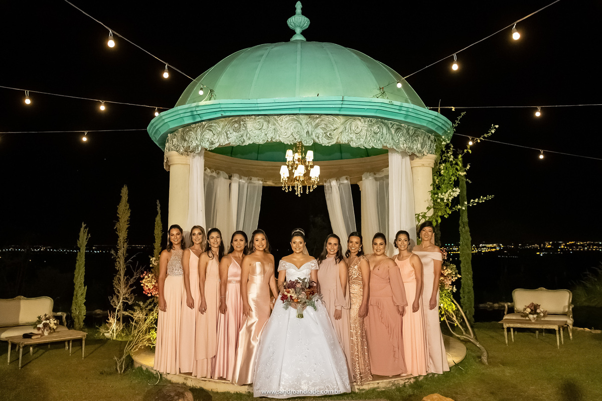 Chegou o momento das fotos protocolares, fotos formais ou obrigatórias, como preferir. A noiva e as suas lindas madrinhas de casamento, todas com vestidos rosa bebe, dentro do gazebo.
