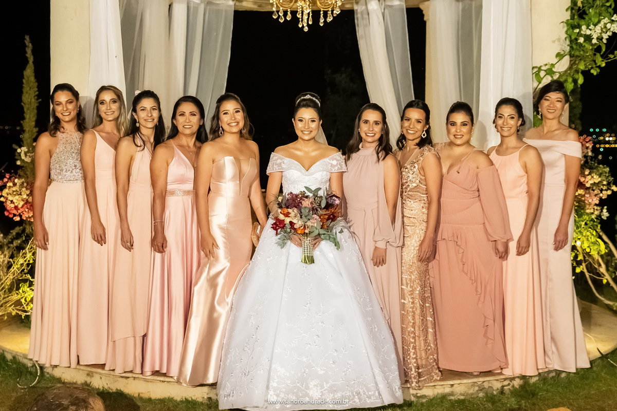 Retrato da noiva com suas madrinhas de casamento.