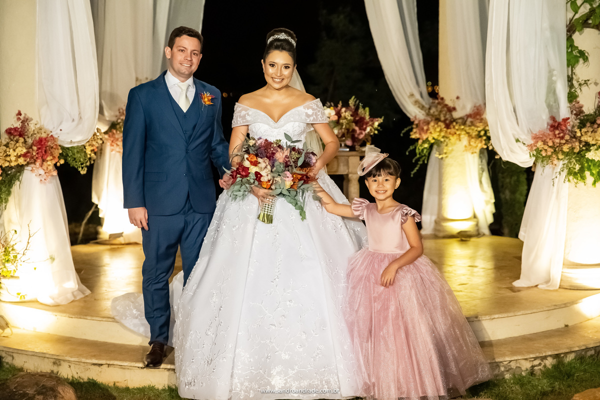 Retrato do casal com a sua linda daminha de honra que levou as alianças, a irmã caçula de Dany. 