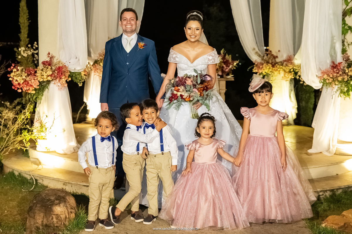 O casal com todos os pajens e daminhas.