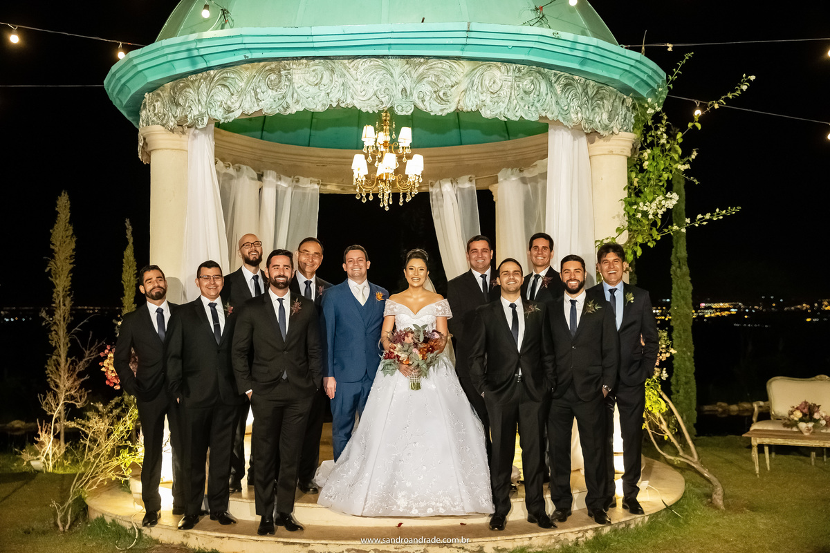 Agora chegou a vez do noivo, mas ele não está sozinho, sua linda noiva está ao lado dele para a fotografia com os padrinhos de casamento, todos muito bem vestidos e assim como as madrinhas o local escolhido foi o gazebo.