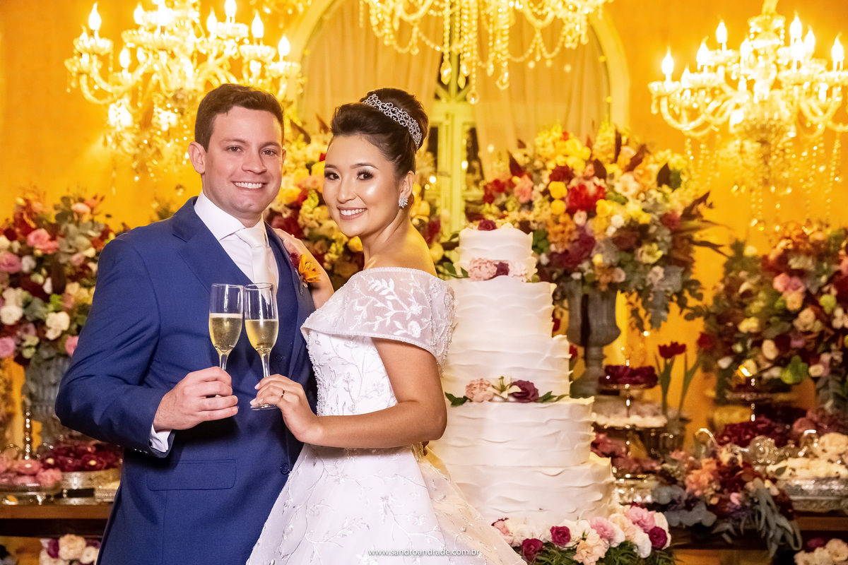 O brinde do casal, um lindo retrato deles, olhando para Sandro Andrade fotógrafo preferido deles, eles estão muito felizes e sorridentes.