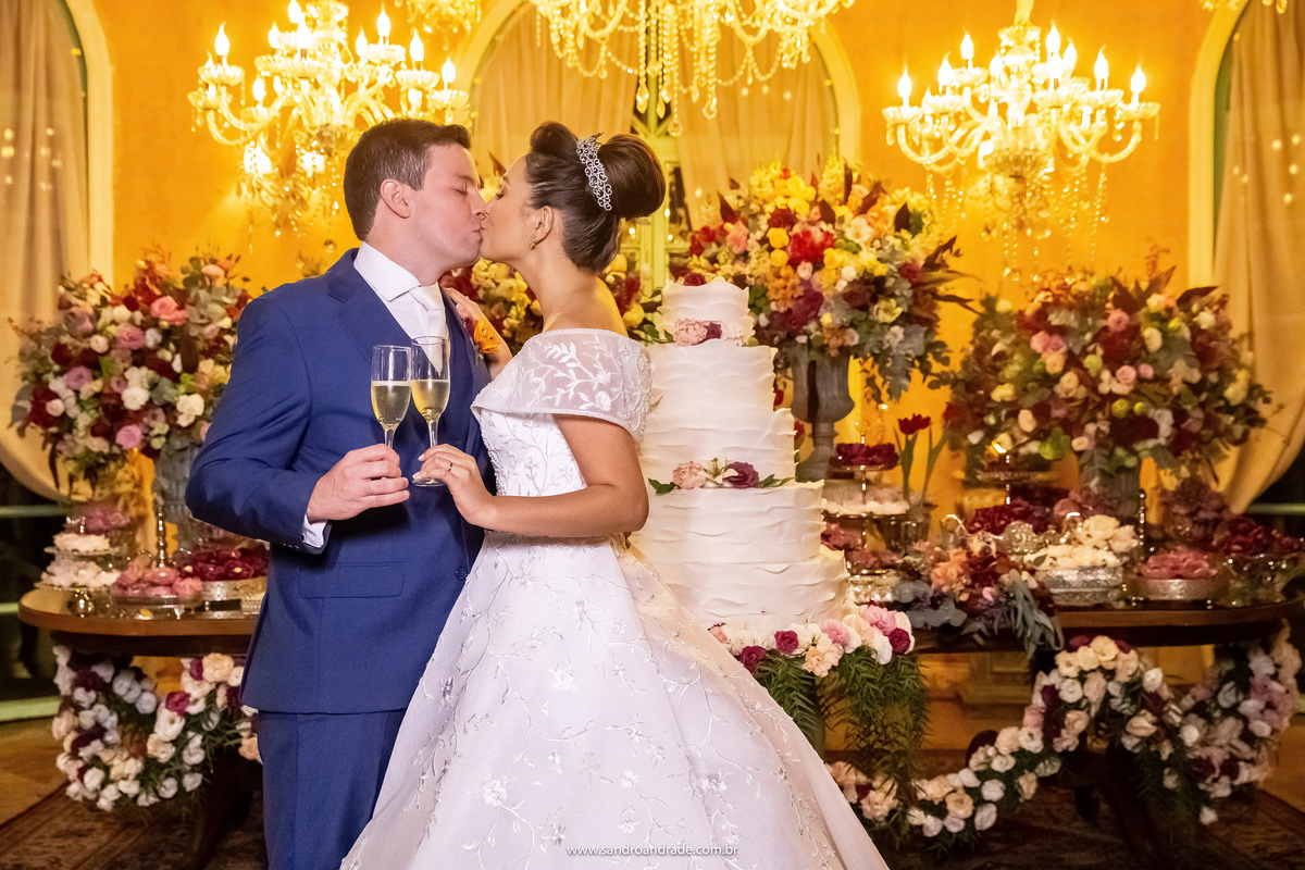 O beijo do casal durante o brinde deles.