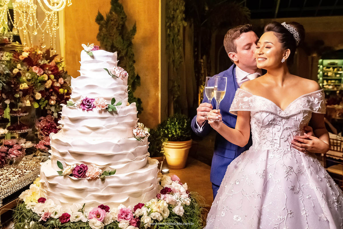 Ainda no brinde deles, com um beijo no rosto de Dany, Sandro Andrade um dos melhores fotógrafos de casamento Brasilia, muda de angulo para fazer uma fotografia diferenciada e mais bonita ainda.